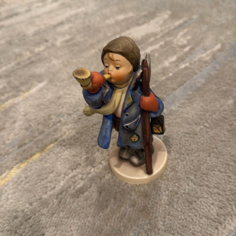 VINTAGE HUMMEL  GOEBEL W.GERMANY V BEE MARK "HEAR‎ YE HEAR YE" 15/0 FIGURINE 5"H